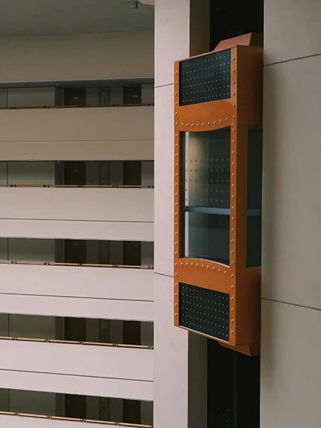 Square glass elevators are used in shopping centers Square glass elevators are used in shopping centers